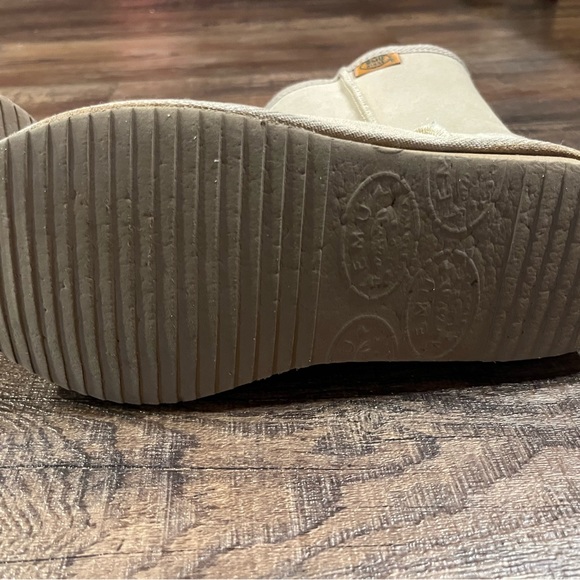 Emu Ridge tan fuzzy boots - Picture 5 of 6